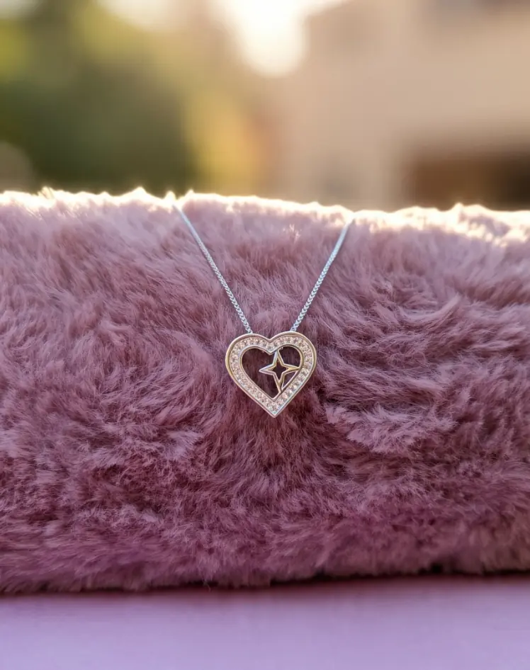 Collar Stellar Heart — Cadena Fina enchapada en Plata con Corazón y Estrella de Circones