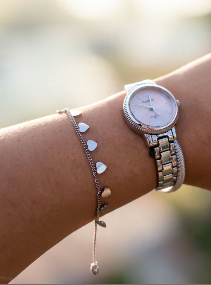 Pulsera Hearts Line — Cadena Fina con Dijes de Corazones Colgantes