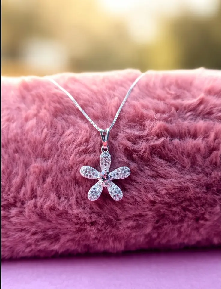 Collar Flower Crystal Sparkle — Cadena Fina enchapada en Plata con Dije de Flor de Circones