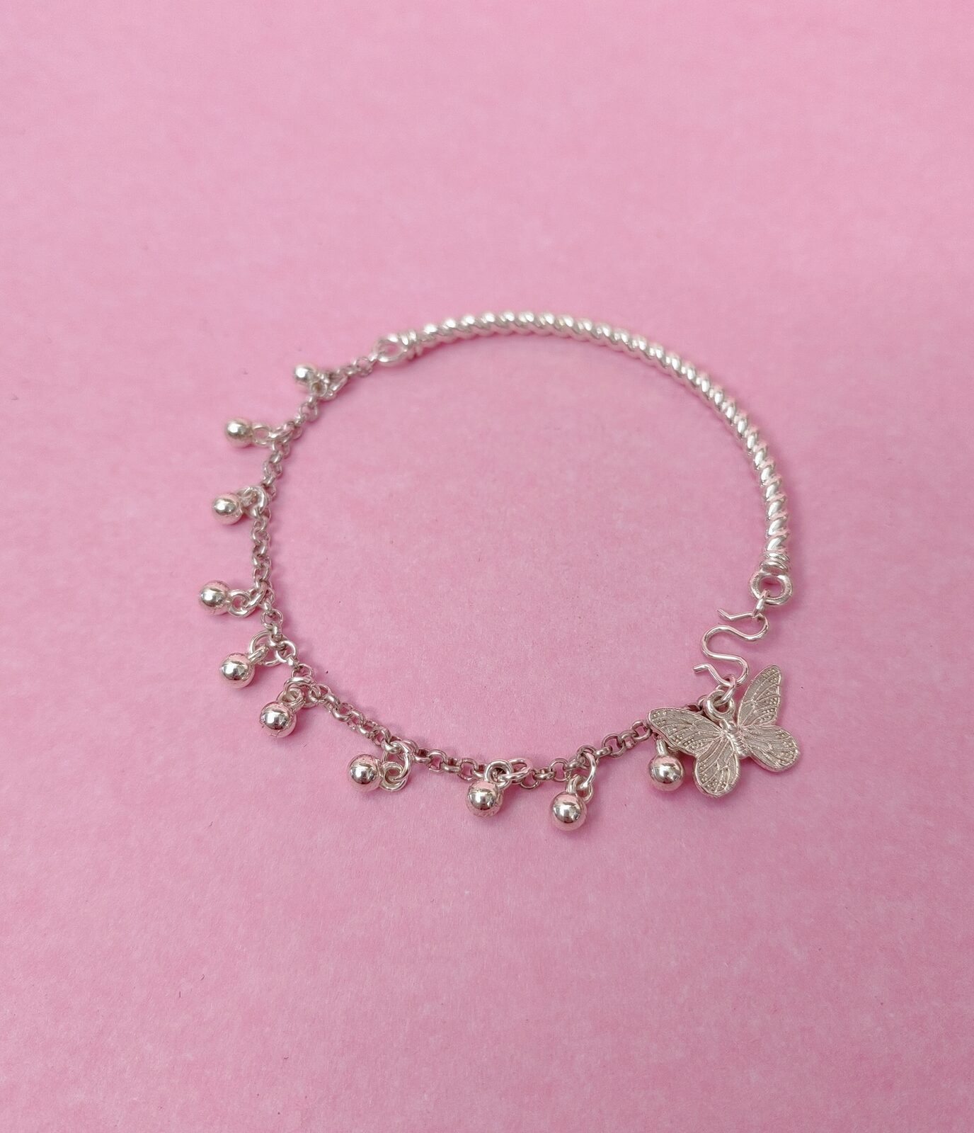 Pulsera Enchapada en Plata Butterfly Twist — Cadena Torsionada, Esferas colgantes y Dije Mariposa