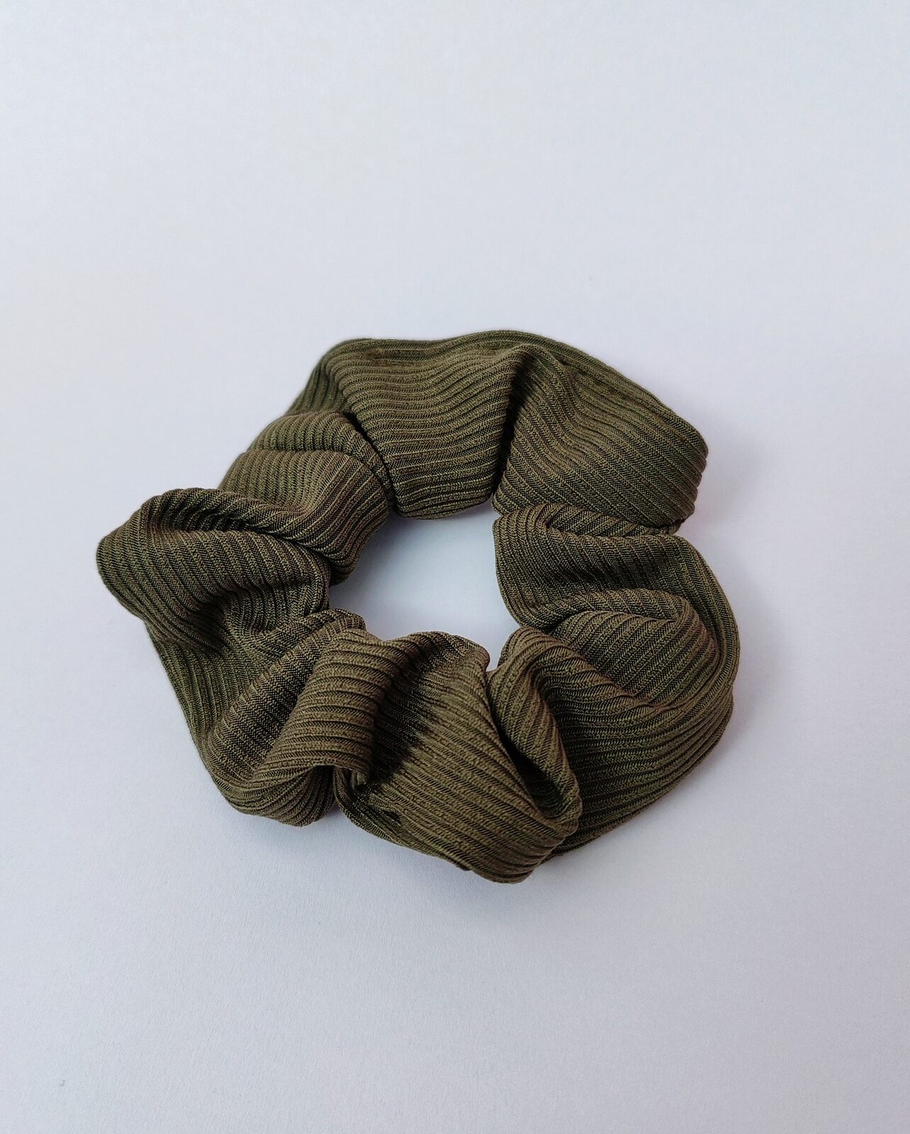 Scrunchie de Cabello Ribbed Olive Green — Colita de Tela Acanalada Verde Olivo & Satinada