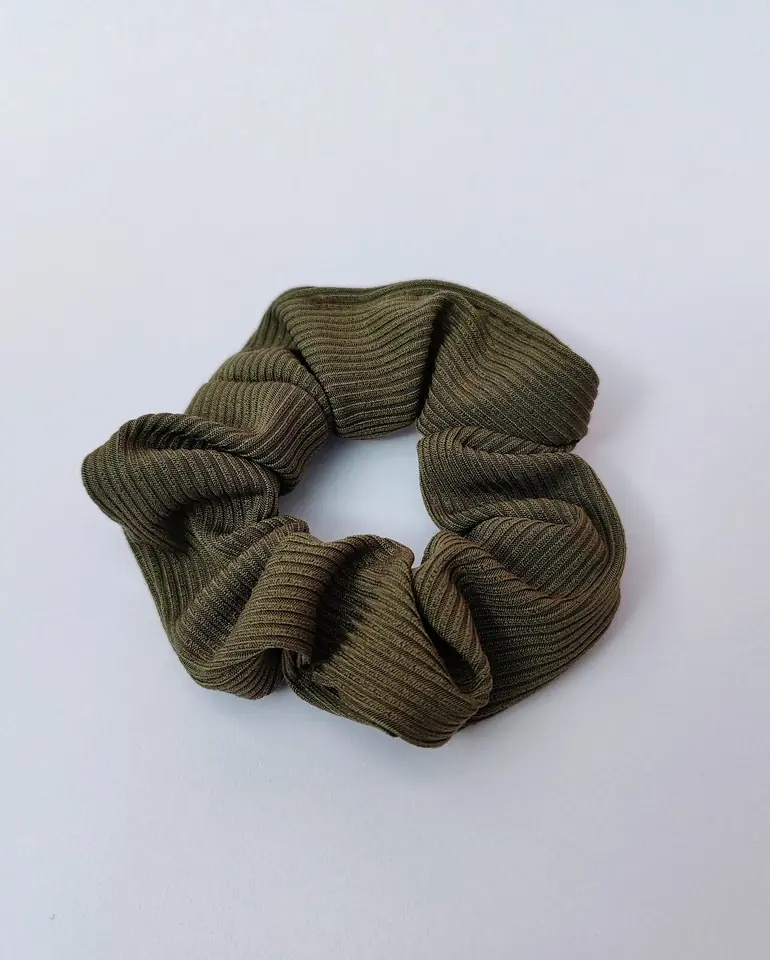 Scrunchie de Cabello Ribbed Olive Green — Colita de Tela Acanalada Verde Olivo & Satinada