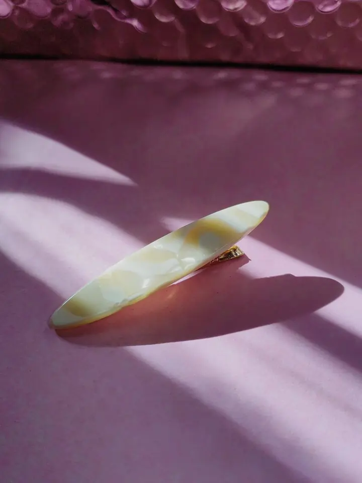 Hebilla Broche de Cabello Oval Soft Vanilla — Acetato Efecto Marmolado Nude & Crema