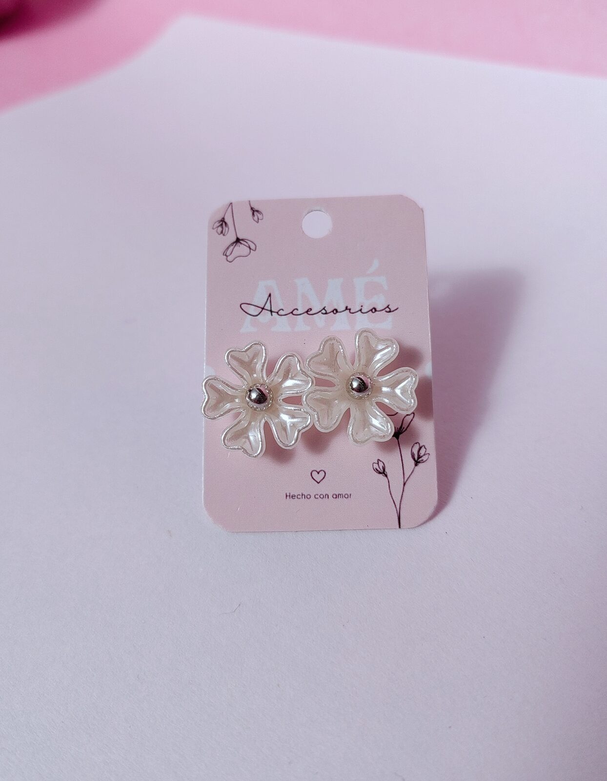 Aros Pearl Flower Studs — Pendientes Florales Nacarados