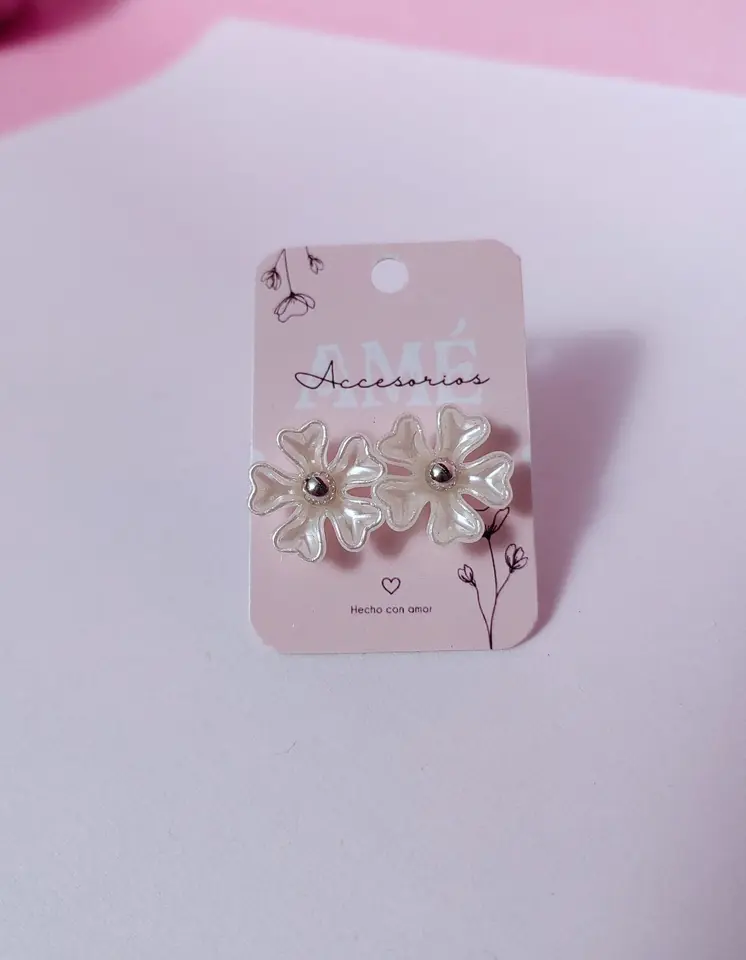 Aros Pearl Flower Studs — Pendientes Florales Nacarados