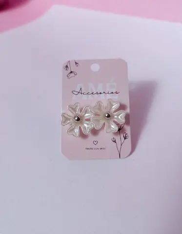 Aros Pearl Flower Studs — Pendientes Florales Nacarados