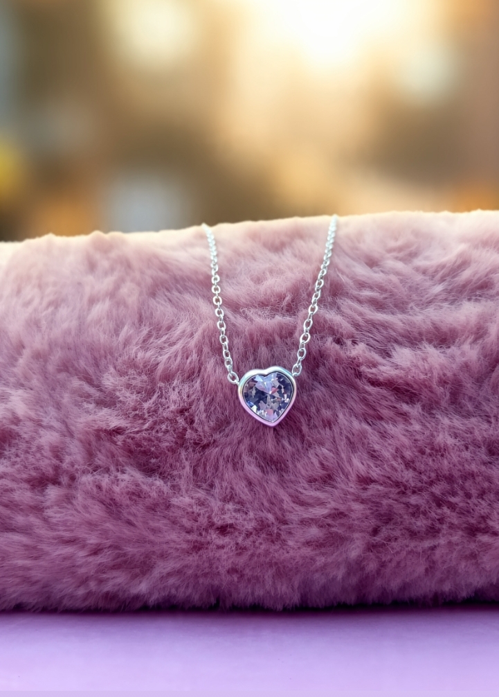 Collar Crystal Heart Solitaire — Cadena Fina enchapada en Plata con Cristal de Corazón