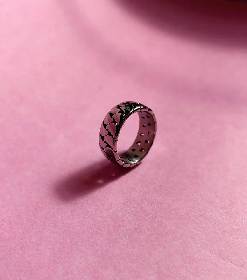Anillo de Acero Quirúrgico Trama Escamas / Malla — Modelo Cerrado