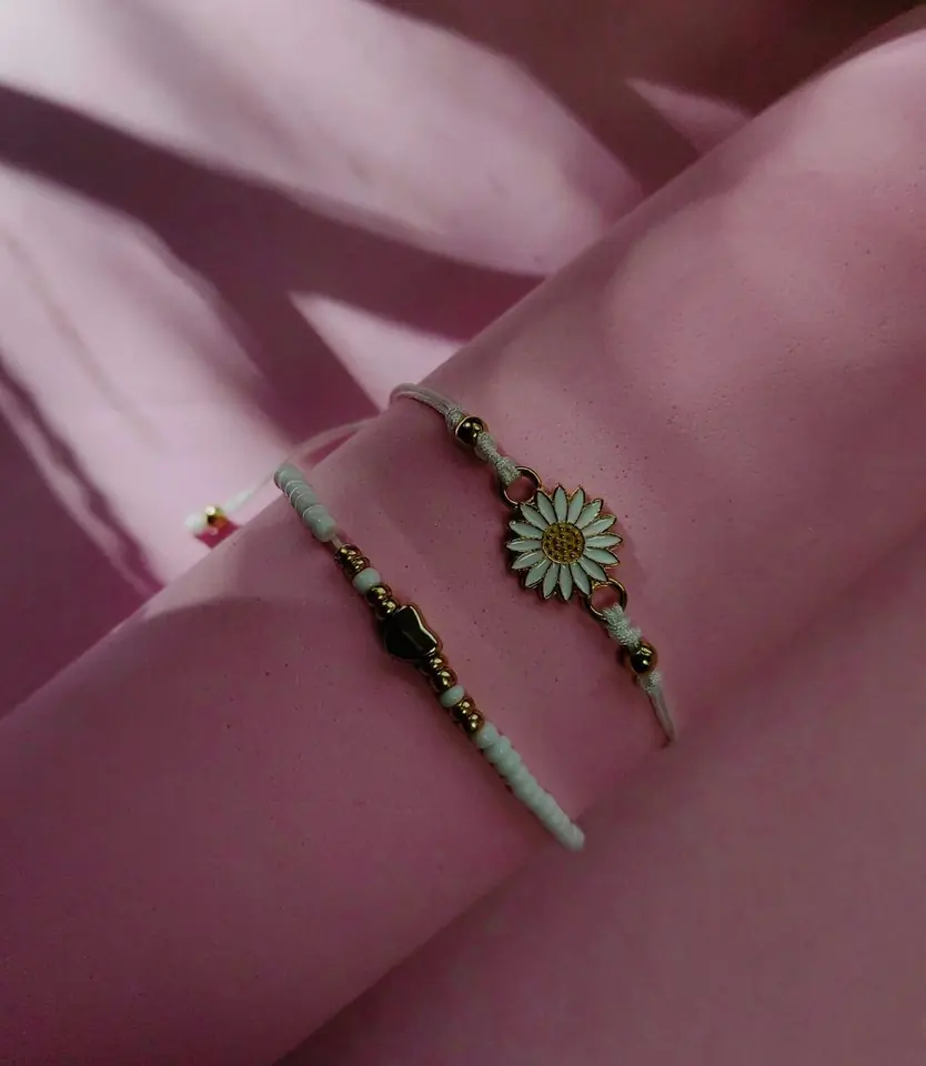 Set de Pulseras de Bijou Pure Daisy — Hilo Blanco, Margarita Esmaltada y Cuentas Blancas