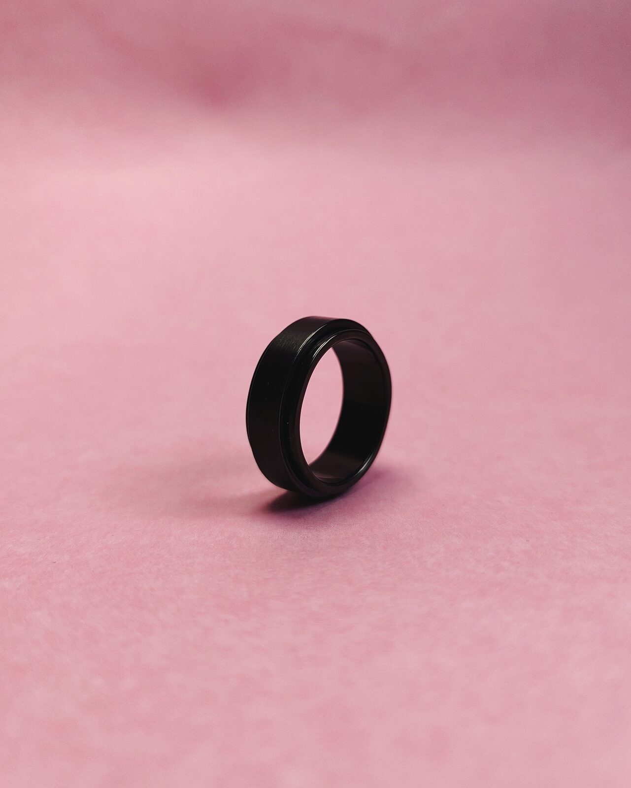 Anillo de Acero Negro Minimalista Giratorio — Estilo Spinner / Antiestrés