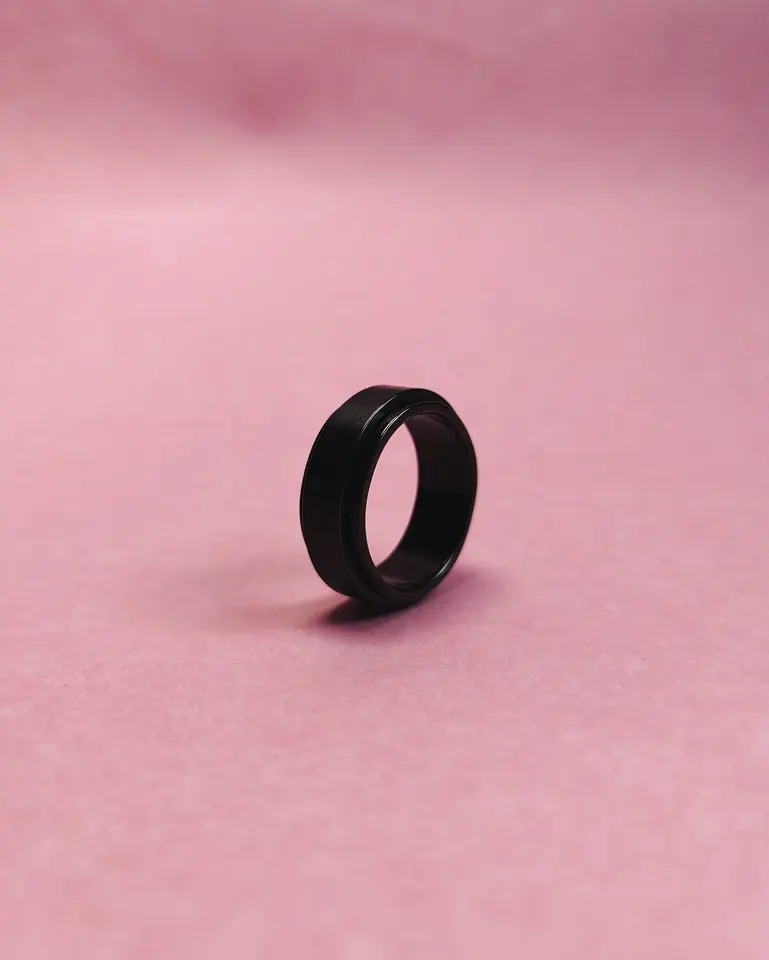 Anillo de Acero Negro Minimalista Giratorio — Estilo Spinner / Antiestrés