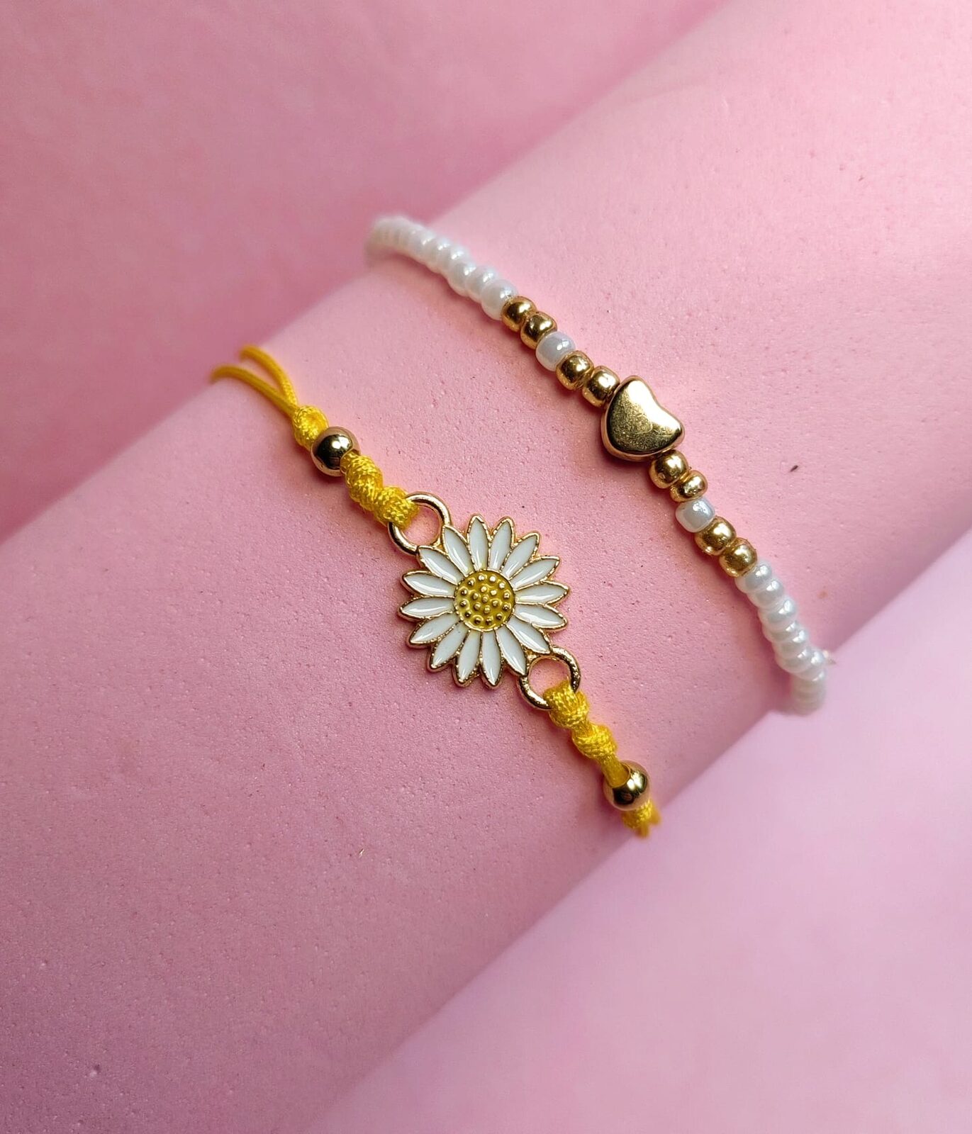 Set de Pulseras de Bijou Yellow Sunshine & White Pearl — Hilo Amarillo, Margarita Esmaltada y Cuentas Blancas