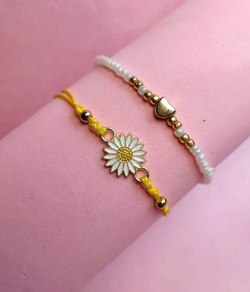 Set de Pulseras de Bijou Yellow Sunshine & White Pearl — Hilo Amarillo, Margarita Esmaltada y Cuentas Blancas