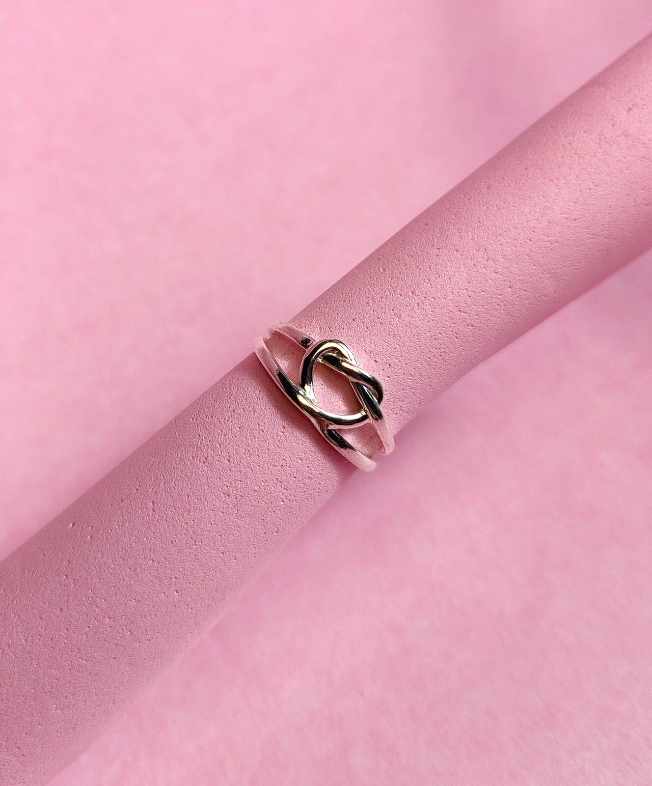 Anillo Corazón Entrelazado / Nudo de Amor Enchapado en Plata 925 — Modelo Regulable