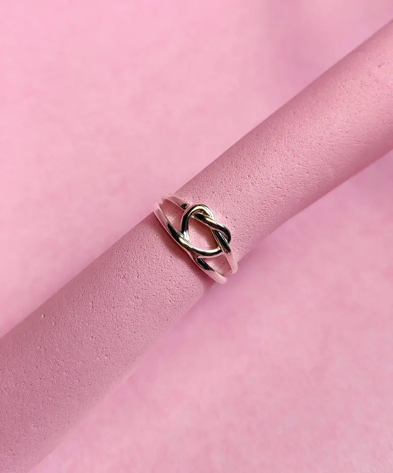 Anillo Corazón Entrelazado / Nudo de Amor Enchapado en Plata 925 — Modelo Regulable