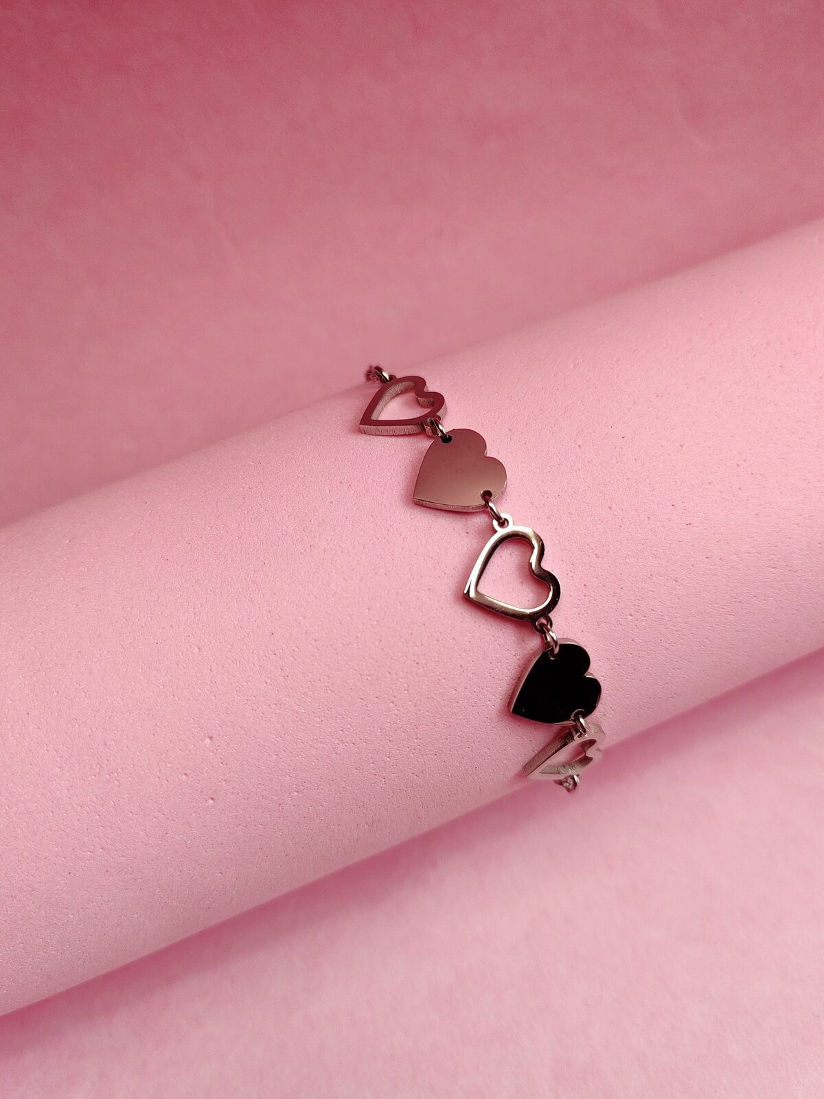 Pulsera de Acero Quirúrgico con Secuencia de Corazones Calados y Lisos