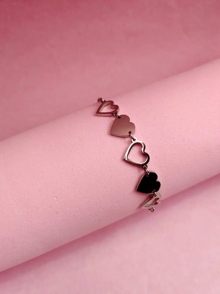 Pulsera de Acero Quirúrgico con Secuencia de Corazones Calados y Lisos