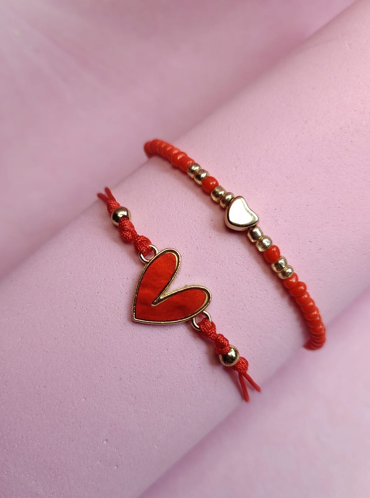 Set de Pulseras de Bijou Red Love — Hilo Rojo, Dije Corazón y Cuentas