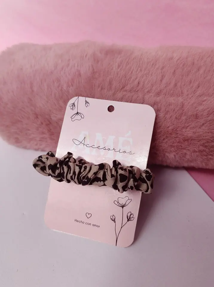 Scrunchie Mini Leopard Beige — Gomita de Cabello con Estampado Animal Print