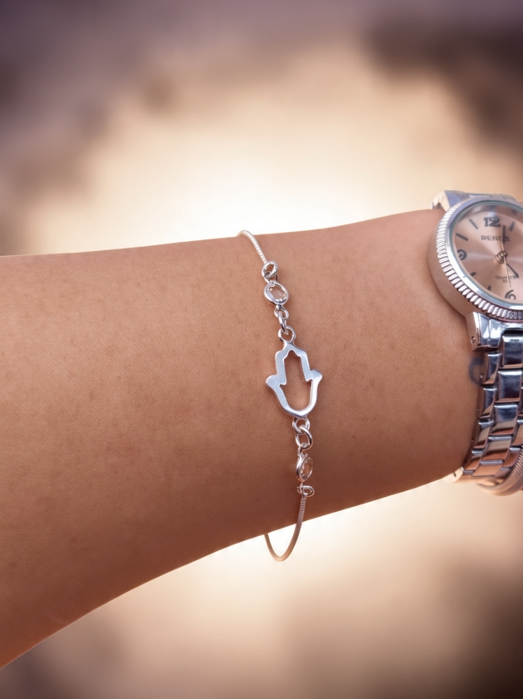Pulsera Hamsa Protection — Cadena Fina enchapada en Plata con Mano de Fátima y Cristales