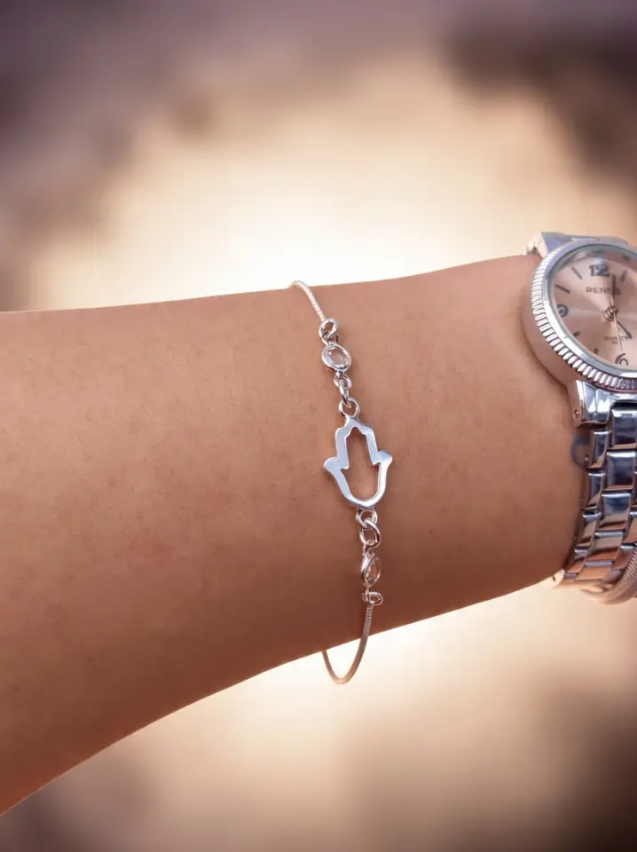 Pulsera Hamsa Protection — Cadena Fina enchapada en Plata con Mano de Fátima y Cristales