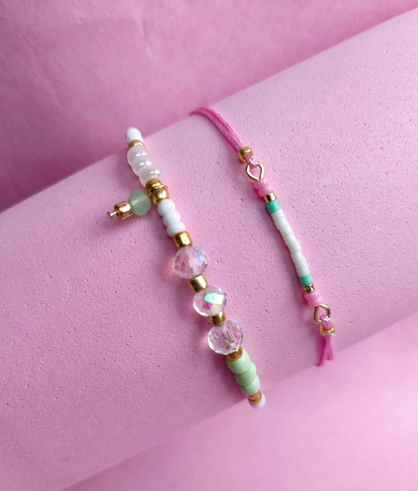Set de Pulseras de Bijou Pastel Breeze — Cristales Tornasol, Hilo Rosa y Cuentas Multicolor