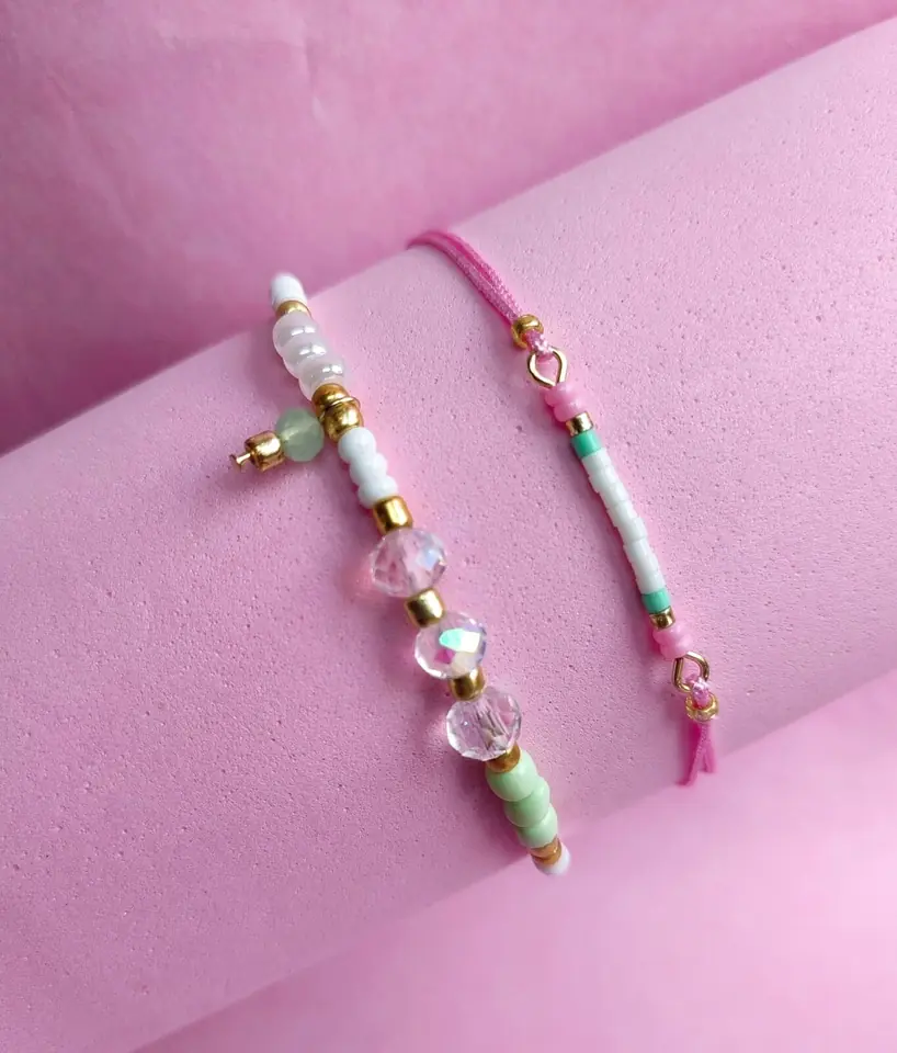 Set de Pulseras de Bijou Pastel Breeze — Cristales Tornasol, Hilo Rosa y Cuentas Multicolor