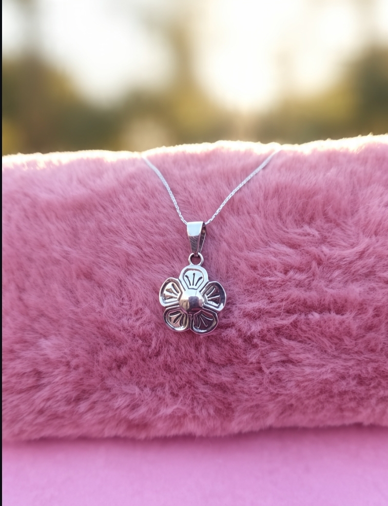 Collar Flower Power 45 cm — Cadena Fina en Acero Quirúrgico con Dije de Flor Labrada