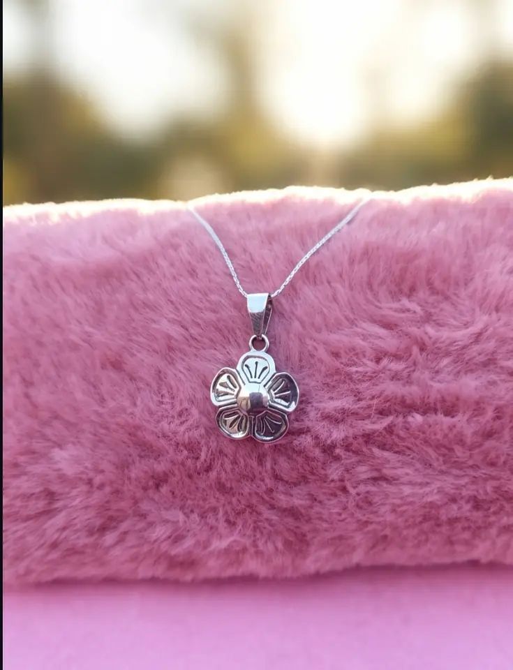 Collar Flower Power 45 cm — Cadena Fina en Acero Quirúrgico con Dije de Flor Labrada