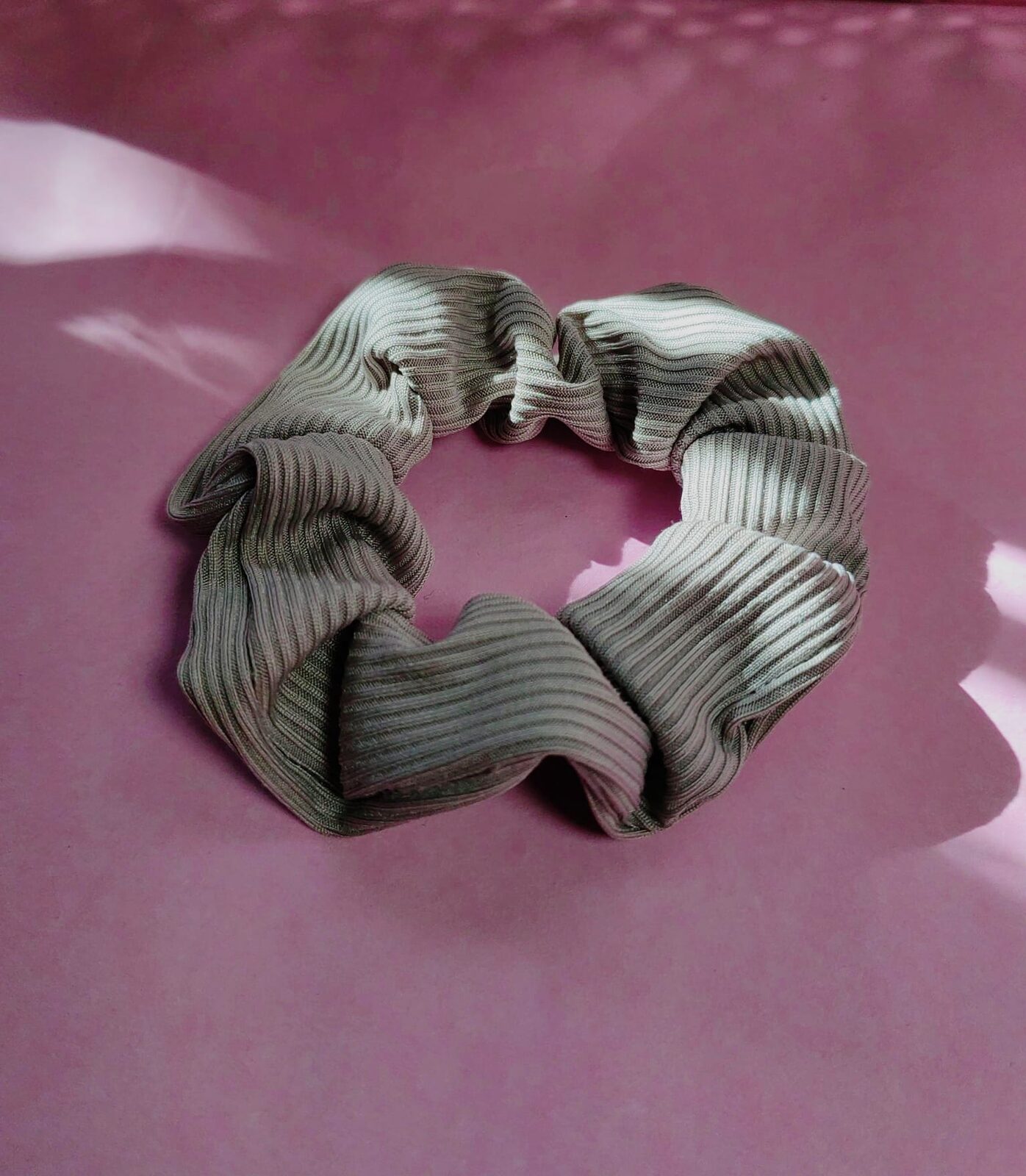Scrunchie de Cabello Ribbed Gris — Colita de Tela Acanalada Gris