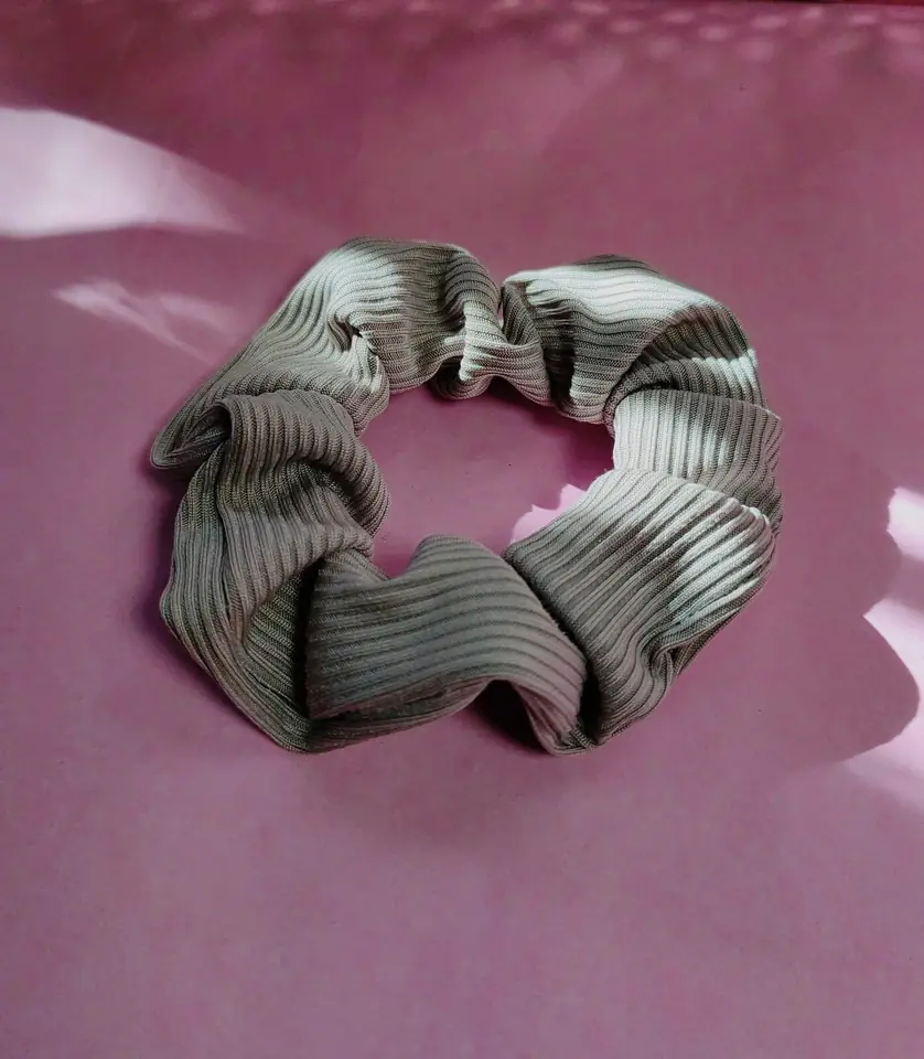 Scrunchie de Cabello Ribbed Gris — Colita de Tela Acanalada Gris