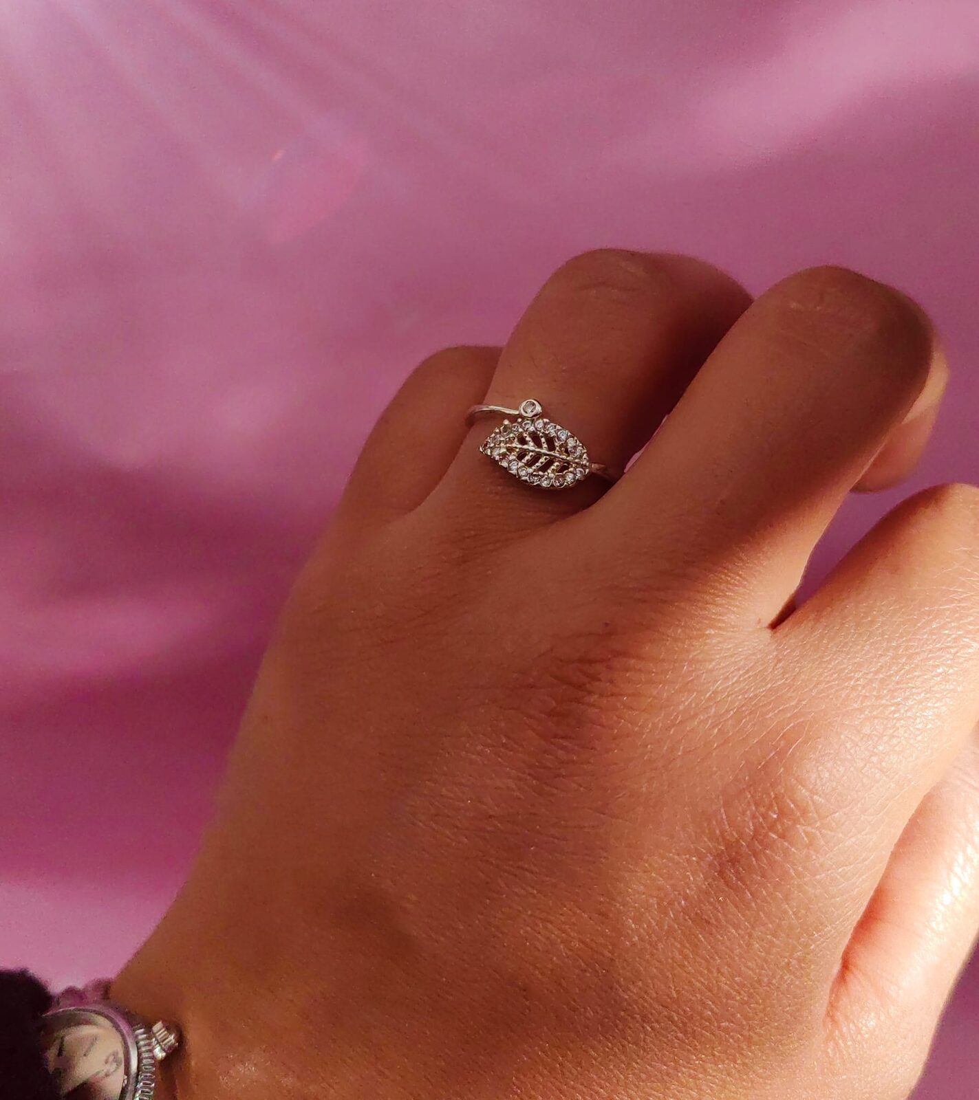 Anillo Silver Sparkle Leaf — Anillo Enchapado en Plata Hoja con Strass