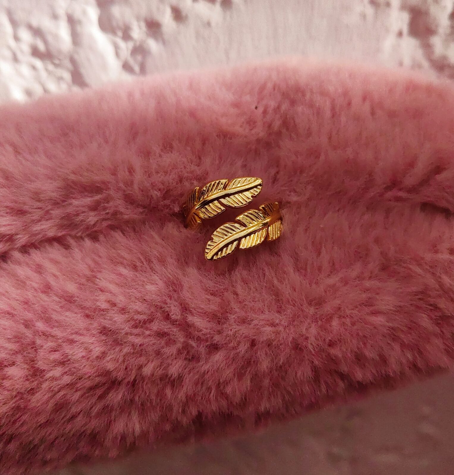 Anillo Acero Dorado Golden Feather Wrap — Anillo Regulable Plumas