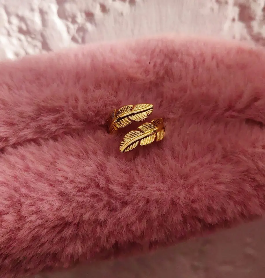 Anillo Acero Dorado Golden Feather Wrap — Anillo Regulable Plumas