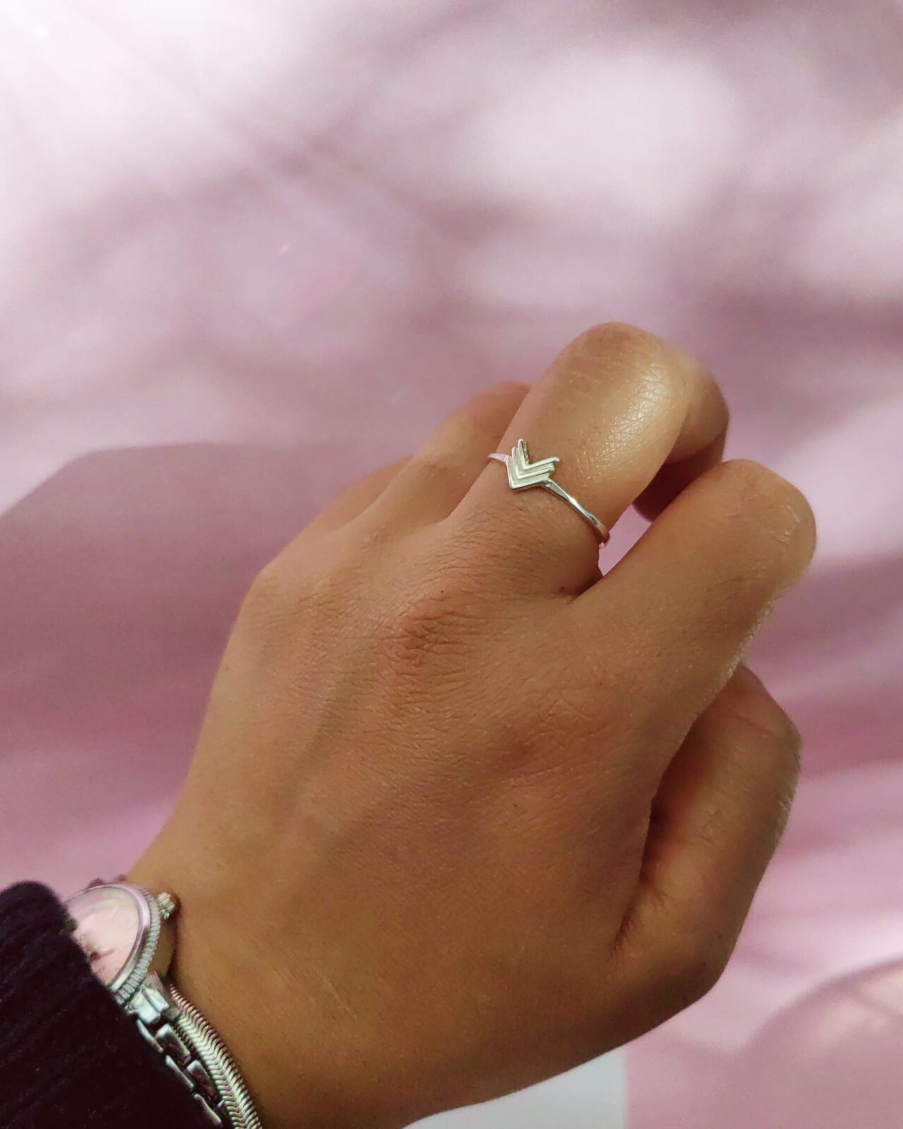 Anillo Silver Chevron Arrow — Anillo Enchapado en Plata Flecha Chevron