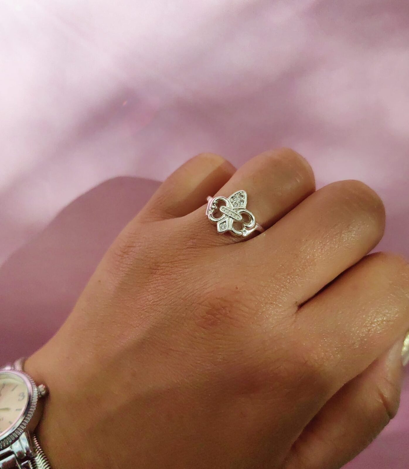 Anillo Silver Fleur-de-Lis & Strass — Anillo Enchapado en Plata Flor de Lis