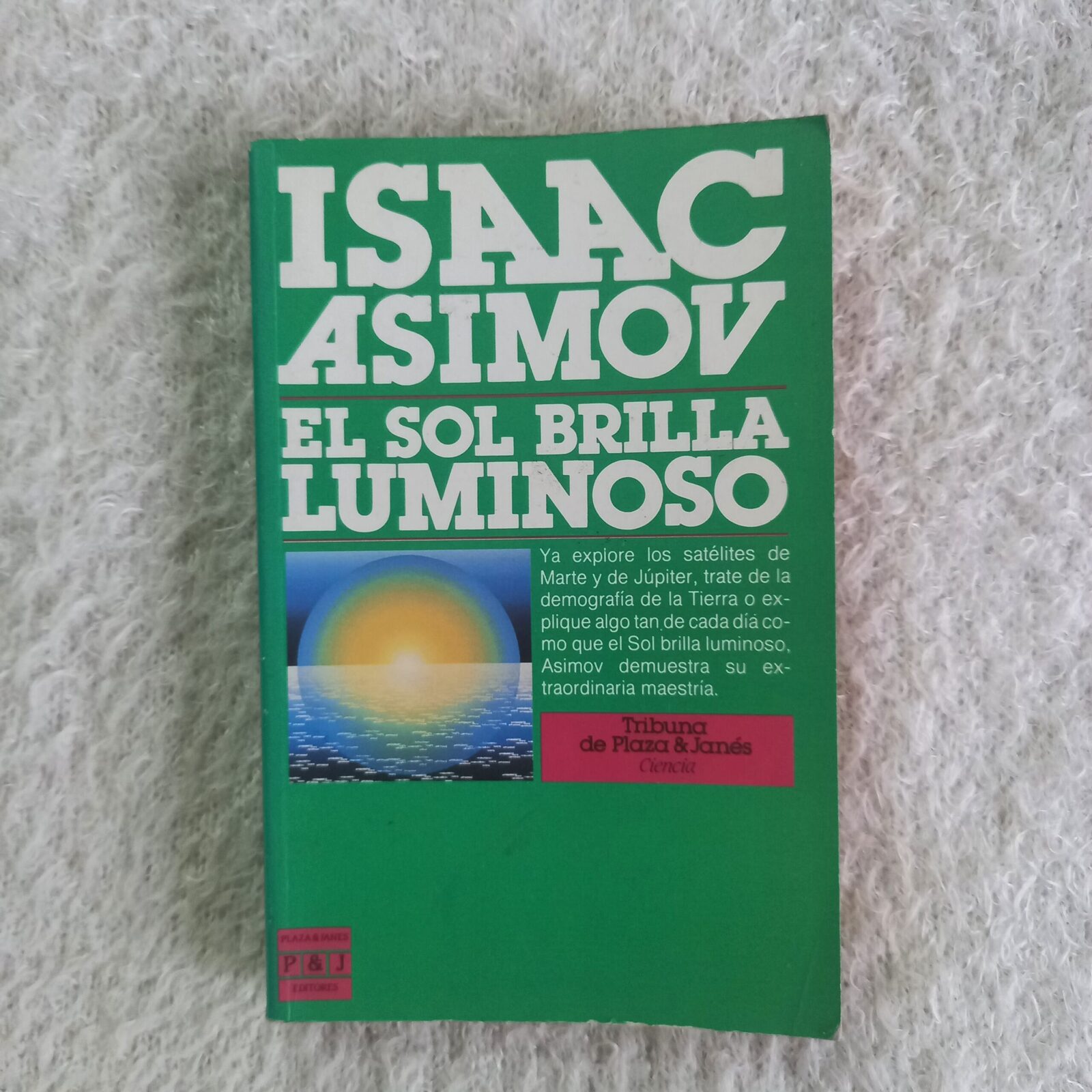 El sol brilla luminoso.  Isaac Asimov