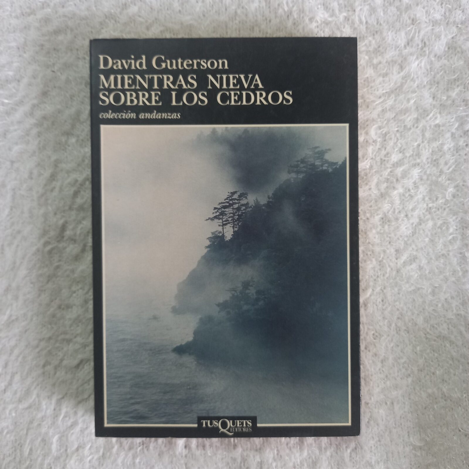 Mientras nieva sobre los cedros. David Guterson