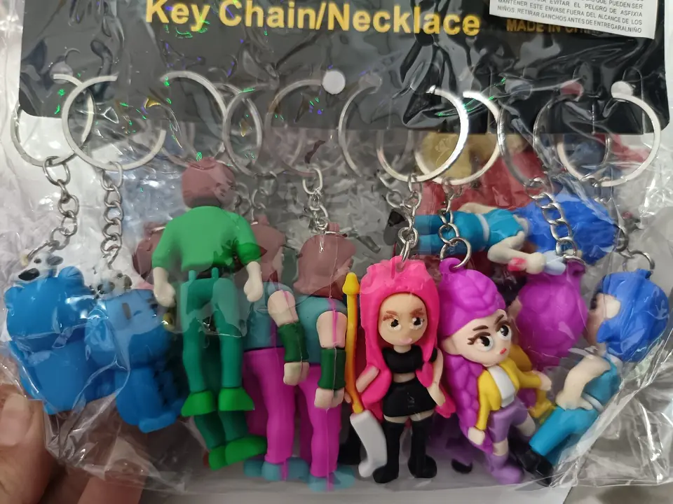 Pack llaveros souvenir guerreras k pop sorpresitas