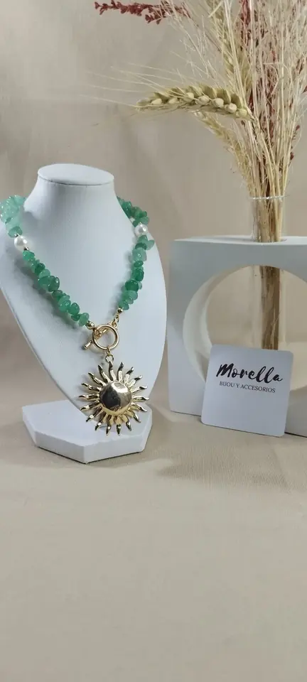 Collar en cuarzo verde con dije sol
