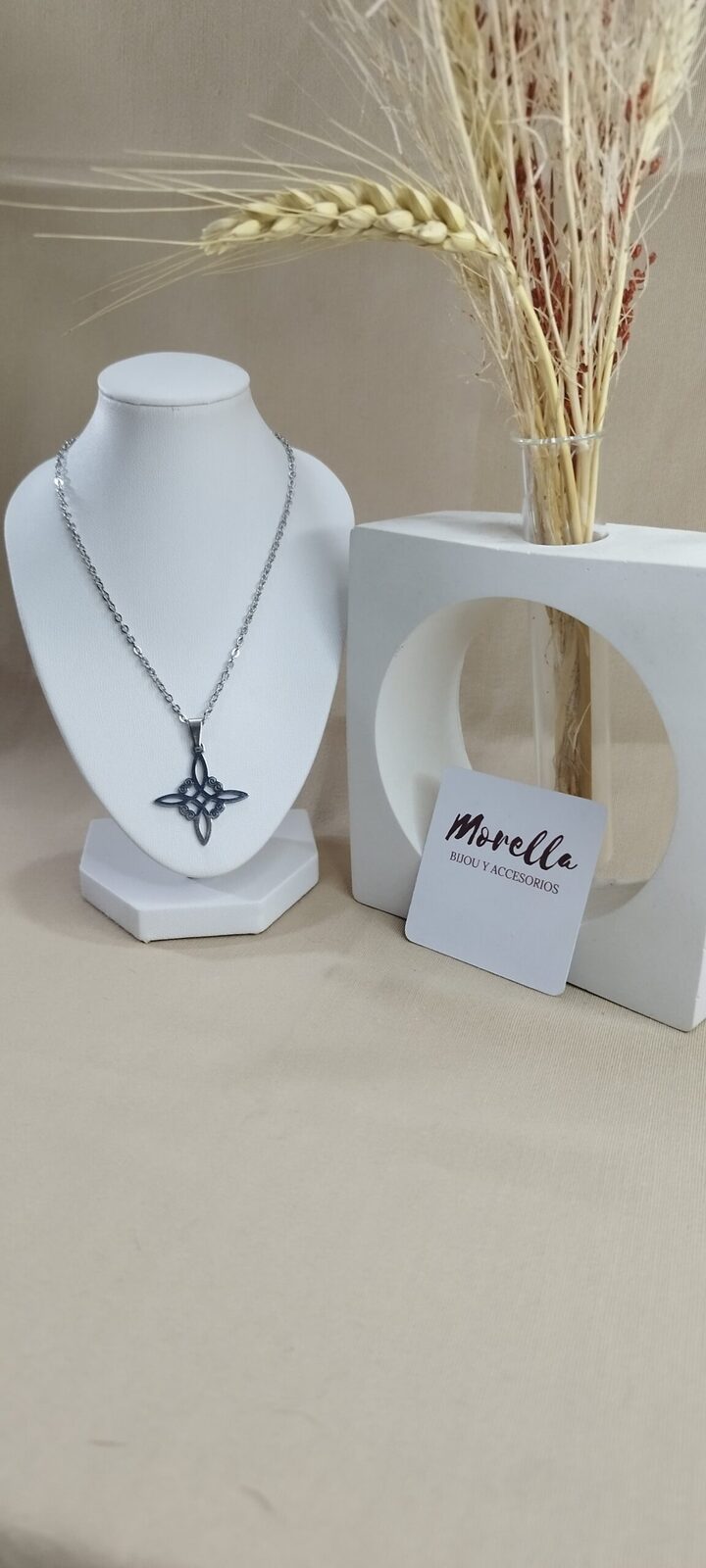 Cadena con dije nudo de bruja (chico)
