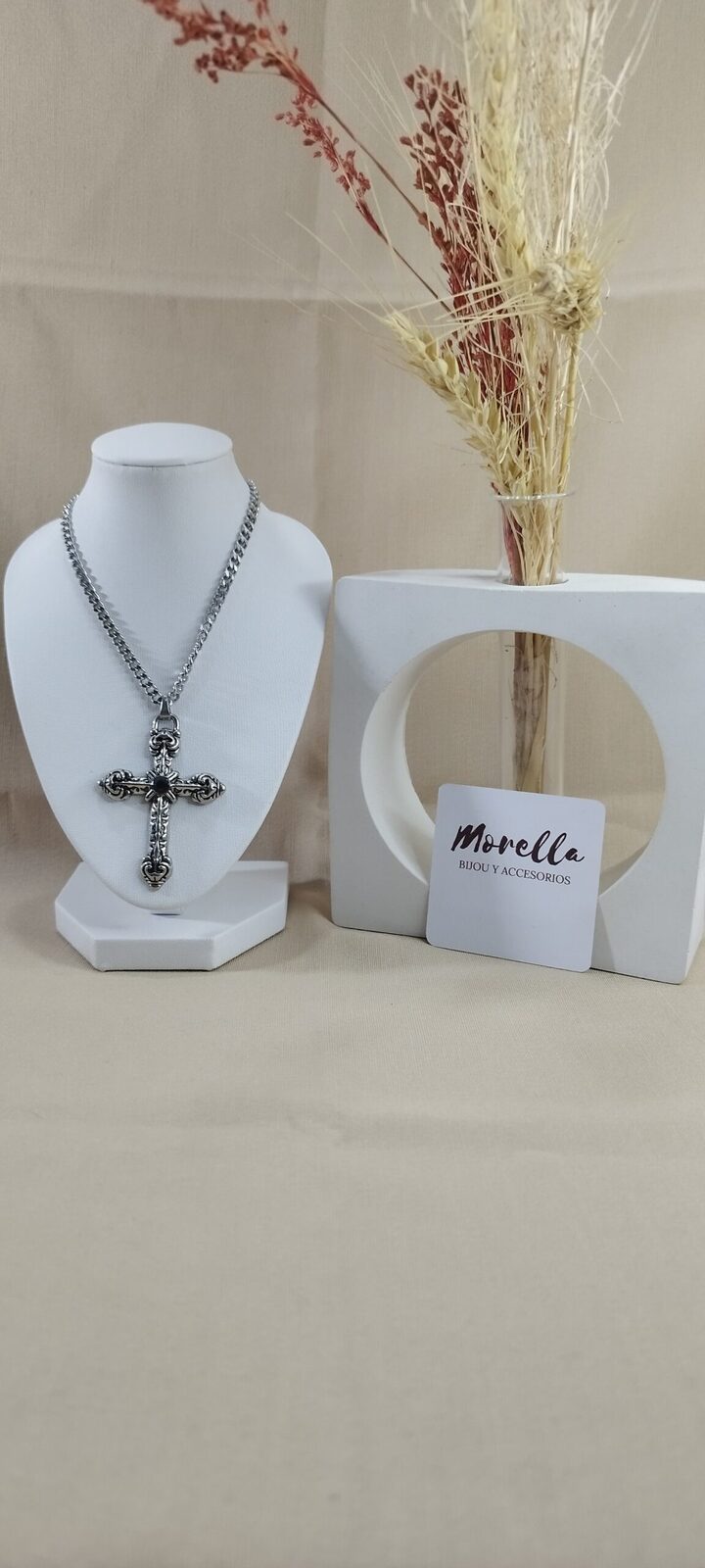 Cadena fina con dije cruz gotica