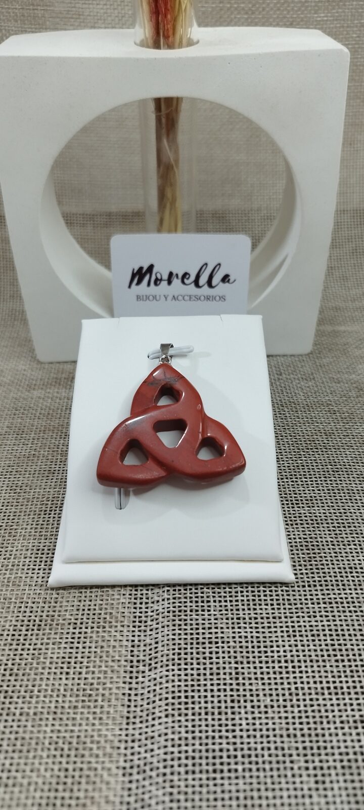 Dije en piedra nudo de bruja en jaspe rojo
