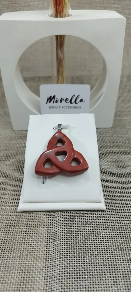 Dije en piedra nudo de bruja en jaspe rojo