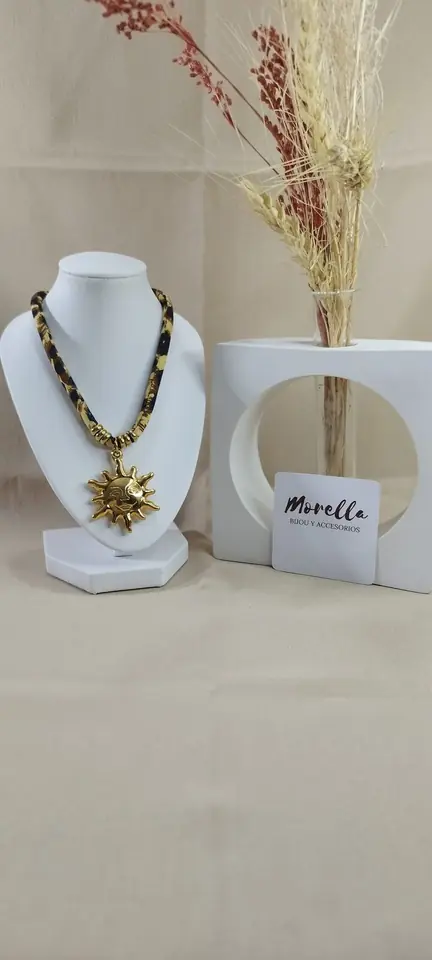 Collar con dije sol en acero quirúrgico