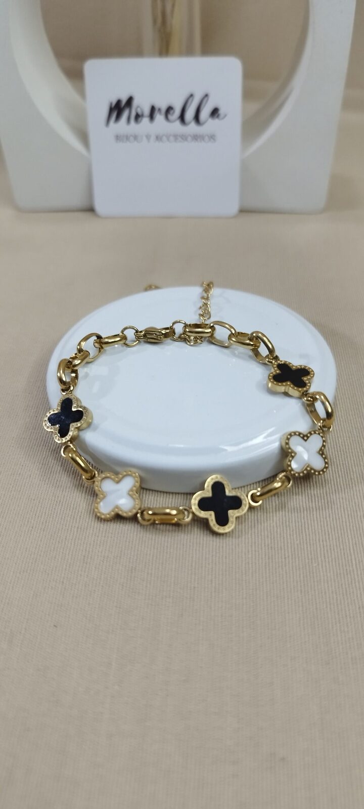 Pulsera dorada eslabón grueso trebol blanco y negro