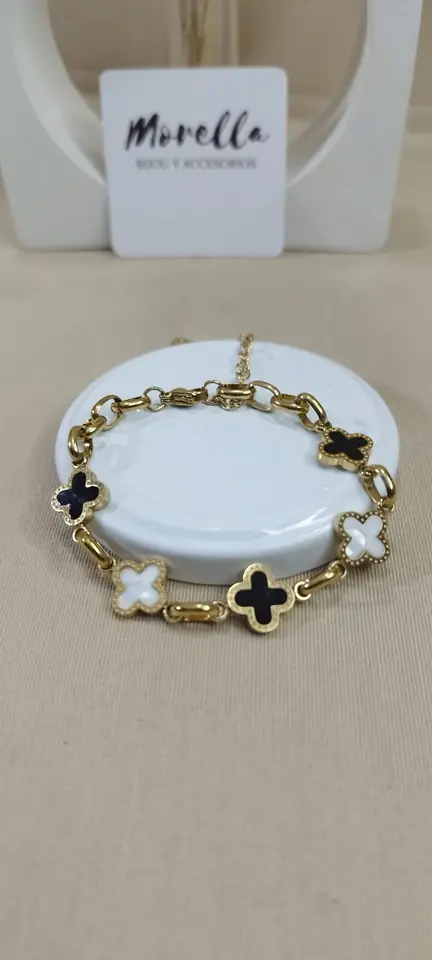 Pulsera dorada eslabón grueso trebol blanco y negro