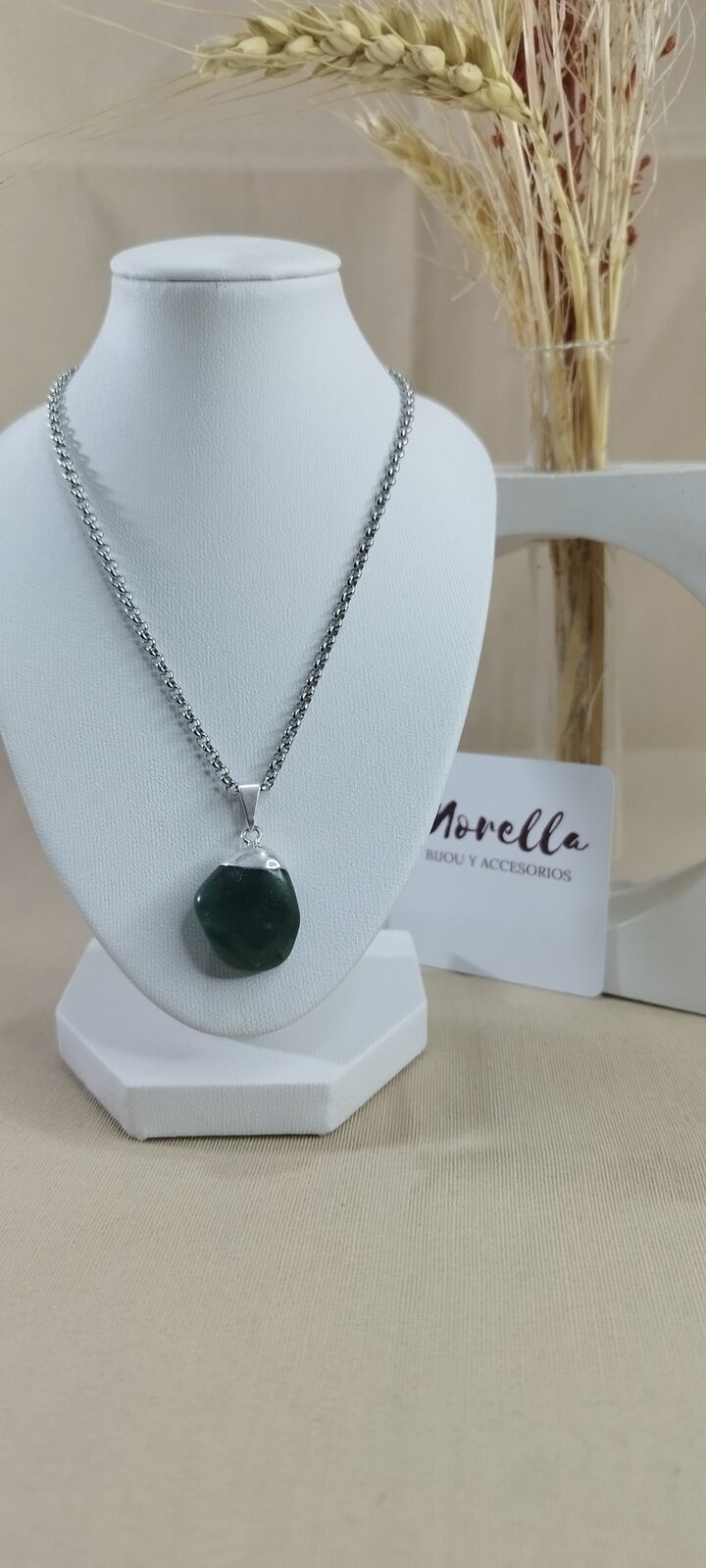 Cadena con dije de cuarzo verde