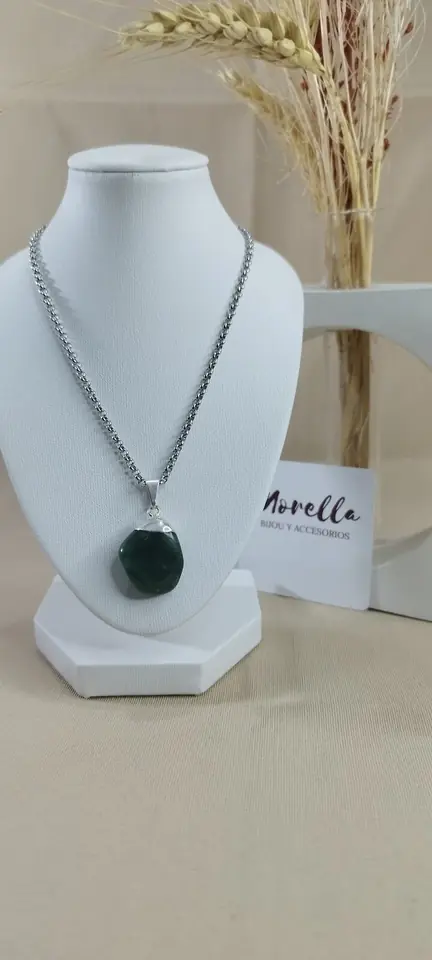 Cadena con dije de cuarzo verde