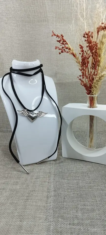 Choker con dije corazón con alas